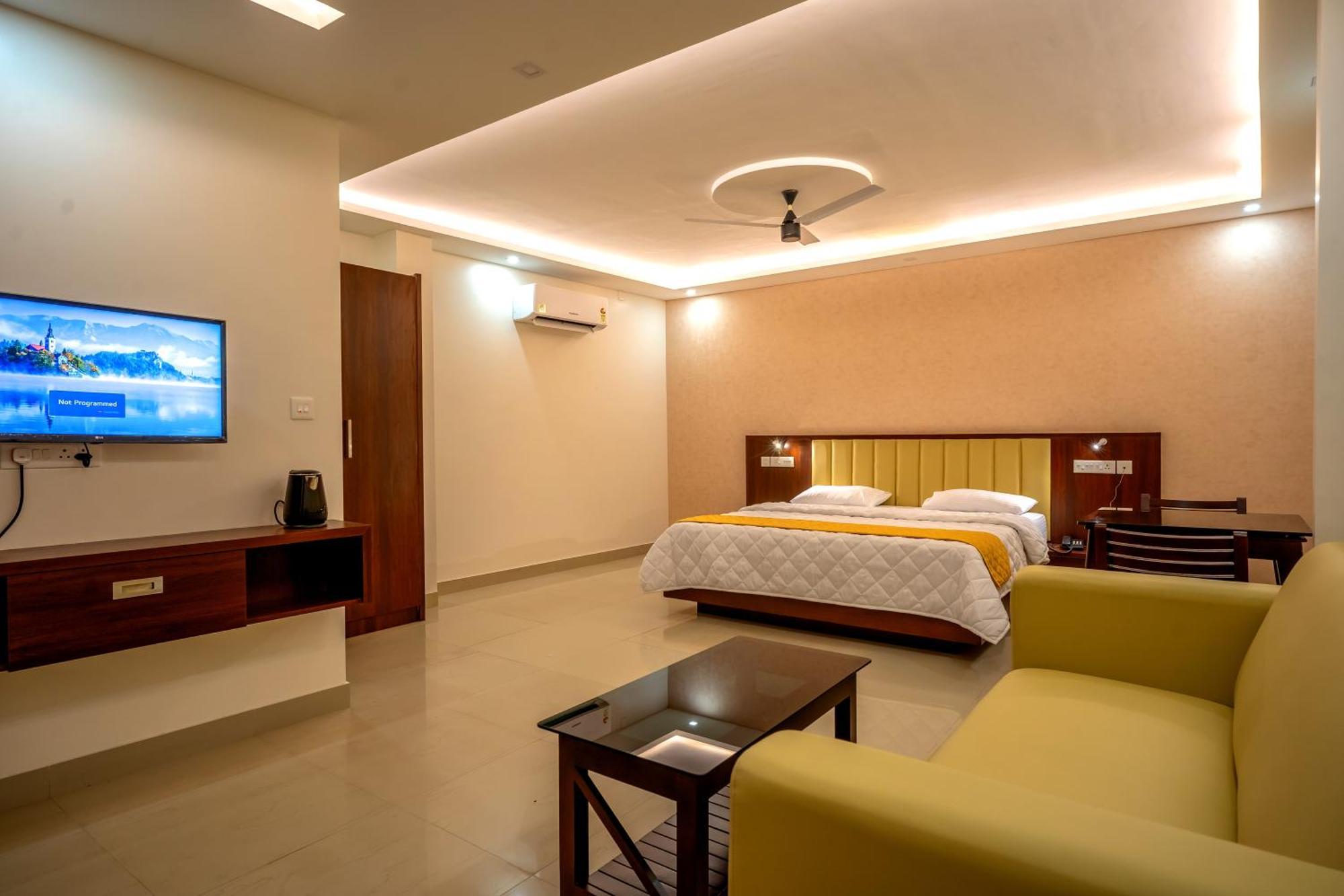 Metro Residency Hotel Tirur Bagian luar foto
